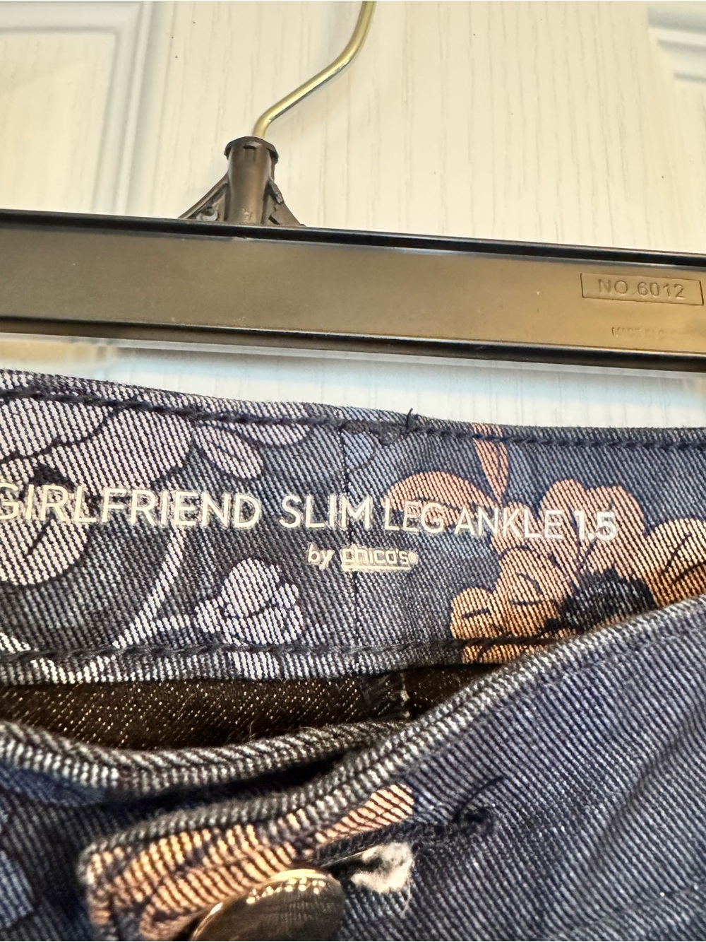 Chico's Navy Floral Girlfriend Slim Leg Ankle Jeans Sz 1.5 Sz 10 - Picture 2 of 8